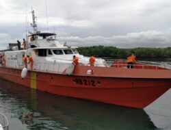 Kapal Asing Disapu Badai Mengapung di Teluk Maumere