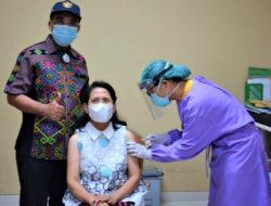 SADARKAN Warga, Keluarga JERIKO Sodorkan TELADAN Vaksinasi