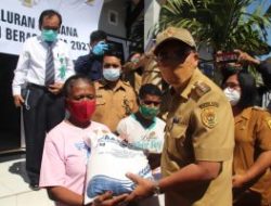 Wali Kota Kupang Serahkan Bantuan Beras PPKM
