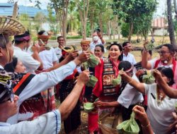 UNIK, Bunda JULIE Laiskodat TOS Kenegaraan Pakai TUAK Manis Dalam HAIK