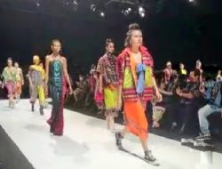 Daya DOBRAK Bunda JULIE Dari Proses TENUN Hingga MELENGGANG di Catwalk JF3