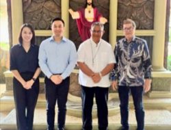 Menapak JEJAK LELUHUR di Maumere CHRISTIAN WIDODO Menyulam IMAN, KEPEMIMPINAN, dan Masa Depan PENDIDIKAN